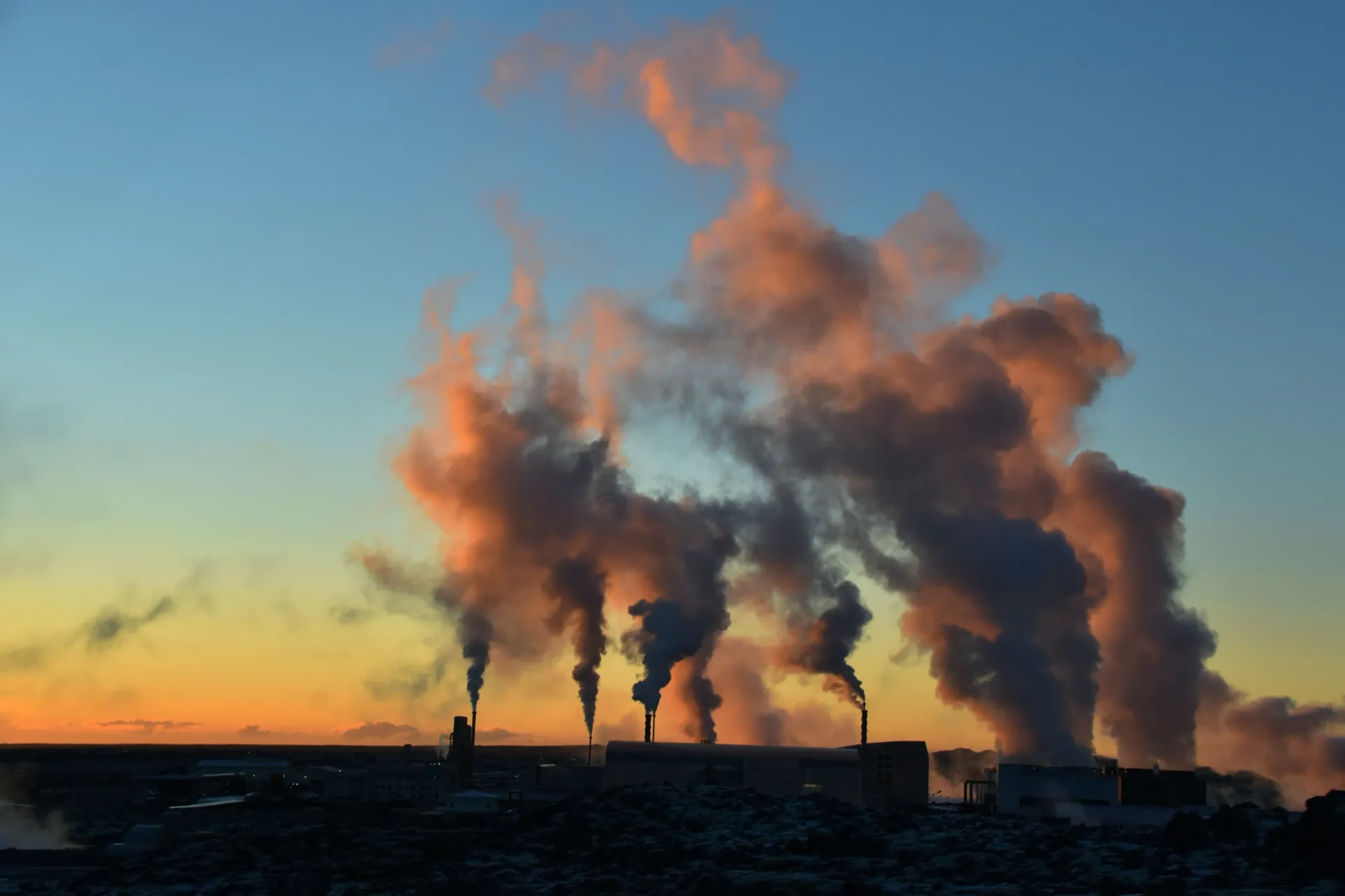 Jarðvarmavirkjun í eldbrunnu landslagi á Íslandi